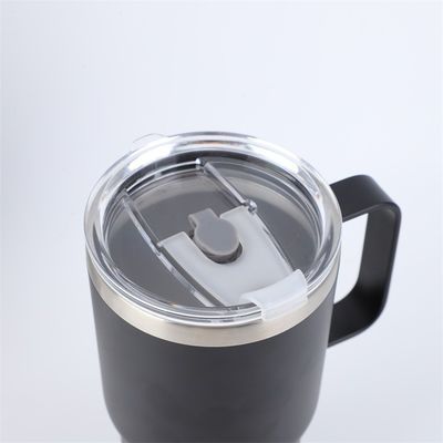 Une tasse à double paroi en acier inoxydable 30 oz à vide isolée avec poignée