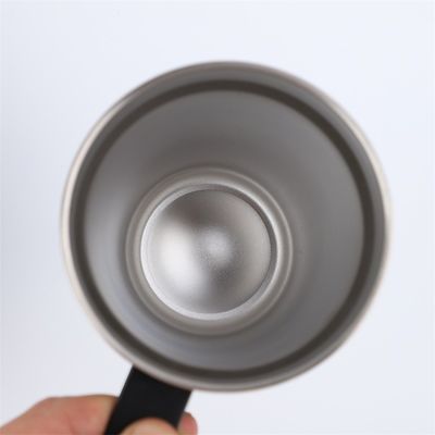 Une tasse à double paroi en acier inoxydable 30 oz à vide isolée avec poignée