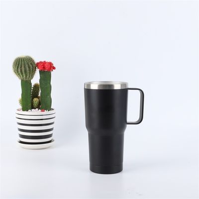 Une tasse à double paroi en acier inoxydable 30 oz à vide isolée avec poignée