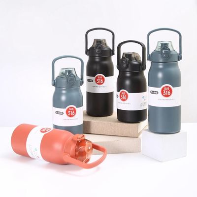 Bouteille à vide de style contemporain avec un couvercle à poignée de paille pour les amateurs de fitness