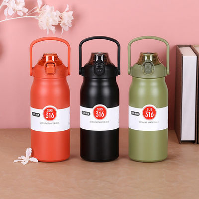 Bouteille à vide de style contemporain avec un couvercle à poignée de paille pour les amateurs de fitness