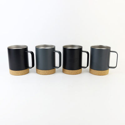 Une tasse en acier inoxydable de 12 onces noire matte avec fond en liège et couvercle à verrouillage coulissant