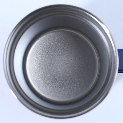 Une tasse en acier inoxydable de 12 onces noire matte avec fond en liège et couvercle à verrouillage coulissant