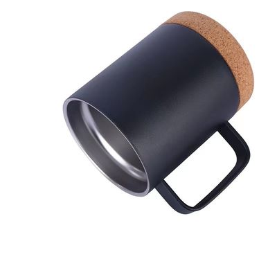 Une tasse en acier inoxydable de 12 onces noire matte avec fond en liège et couvercle à verrouillage coulissant