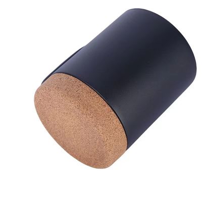 Une tasse en acier inoxydable de 12 onces noire matte avec fond en liège et couvercle à verrouillage coulissant
