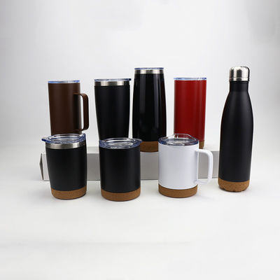 Une tasse en acier inoxydable de 12 onces noire matte avec fond en liège et couvercle à verrouillage coulissant