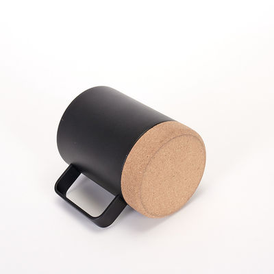 Une tasse en liège en acier inoxydable noir mat, couleur personnalisée