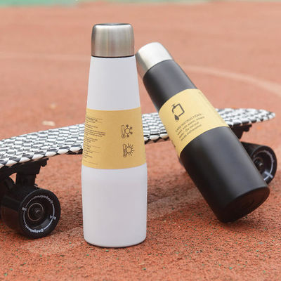 Bouteille d'eau à vide durable pour les entreprises pour le sport Bouteille en forme de cola isolée