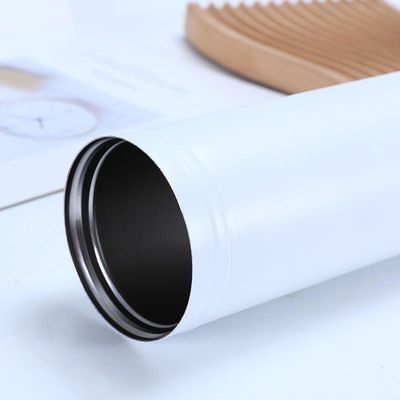Couleur personnalisée 750 ml bouteille d'eau thermos en acier inoxydable à double paroi avec poignée